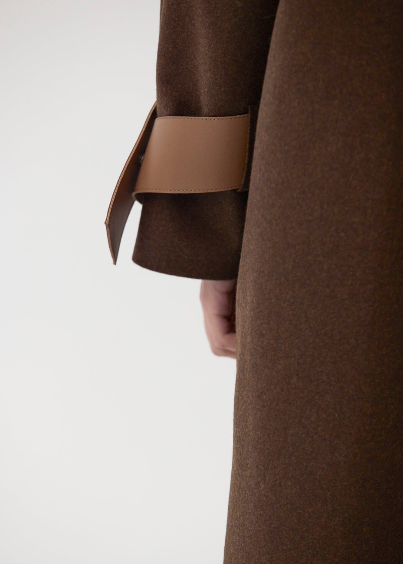 Abrigo de lana kaki y cuero Miguel Marinero