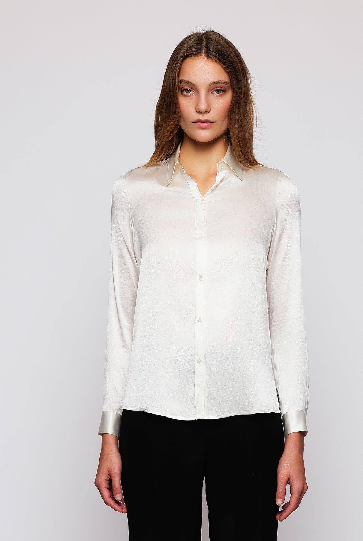 Blusa blanca de seda de MIRTO – ES Fascinante - Main Image