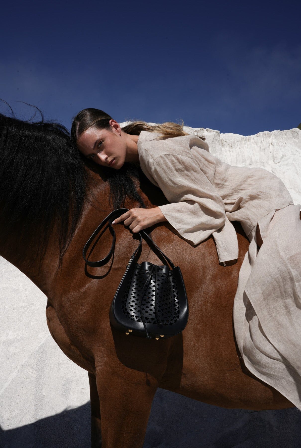 Bolso Tonneau Negro Crossbody bags Dorantes Harness