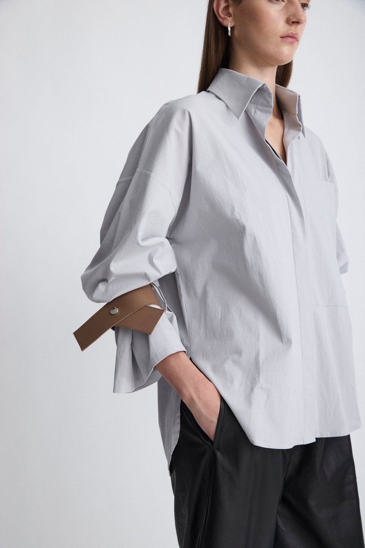 Camisa oversize de algodón gris con puños de cuero Shirts & blouses Miguel Marinero