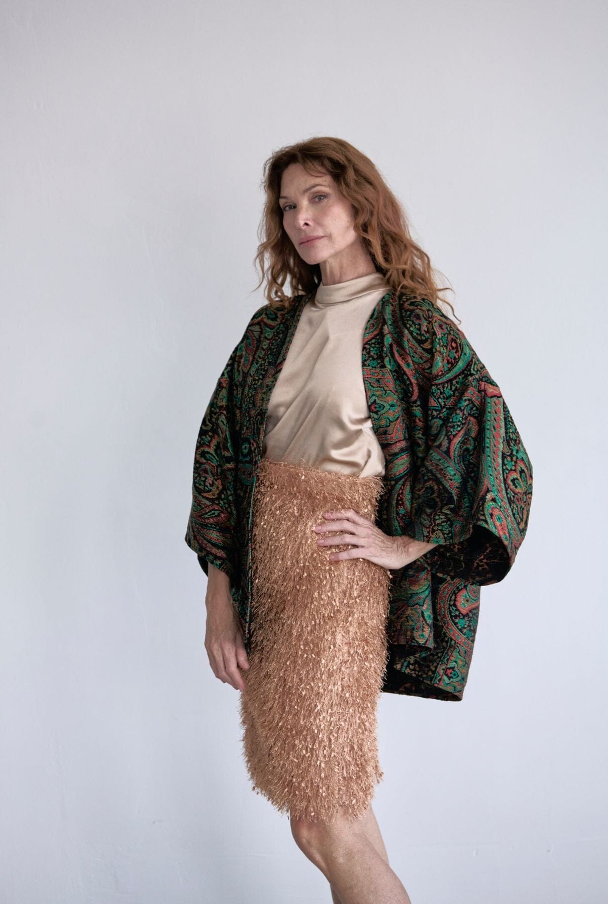 Conjunto top Catherine satén nude, falda Garbo plumitas beige y chaqueta Greta cachemir Dresses Duyos