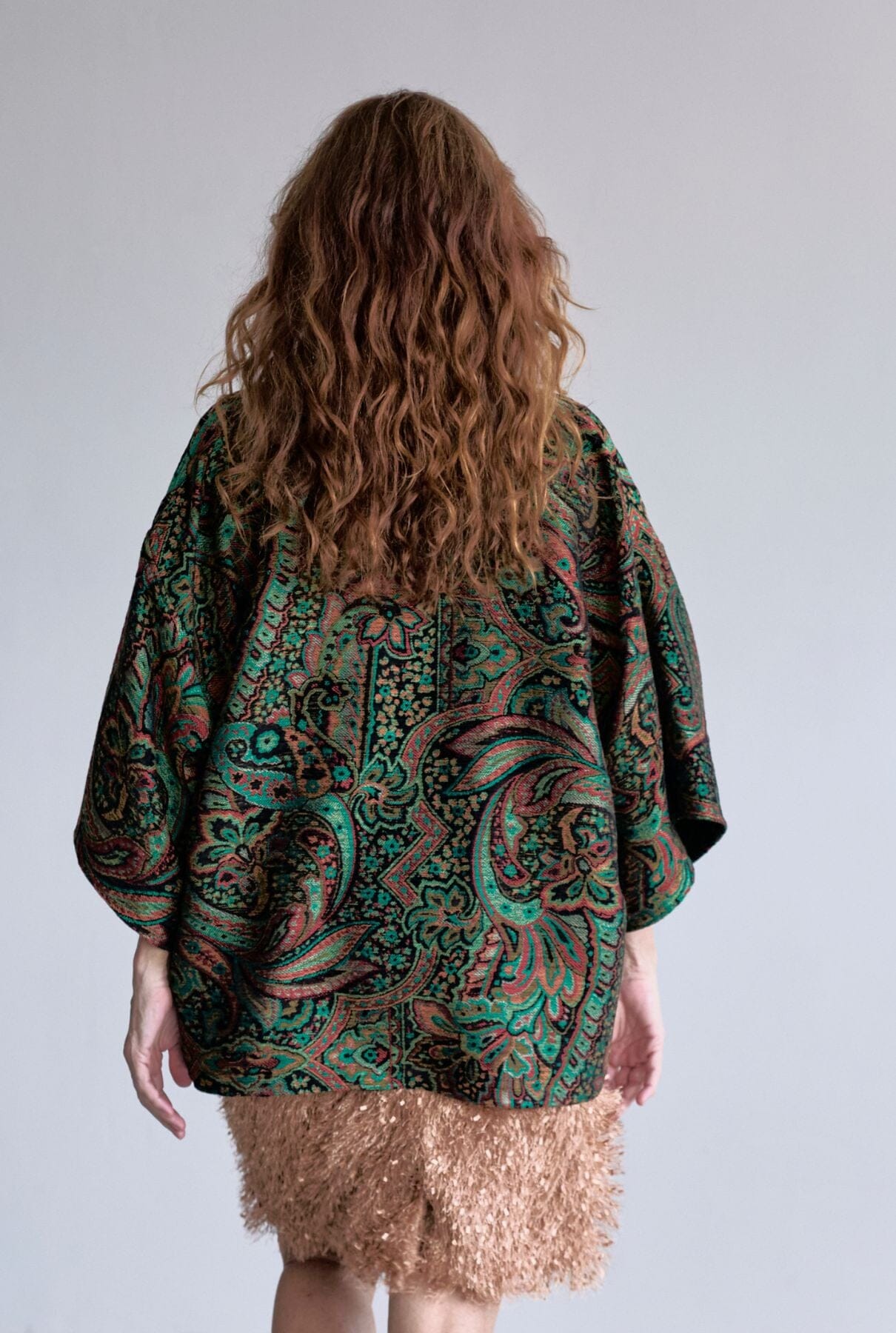 Conjunto top Catherine satén nude, falda Garbo plumitas beige y chaqueta Greta cachemir Dresses Duyos