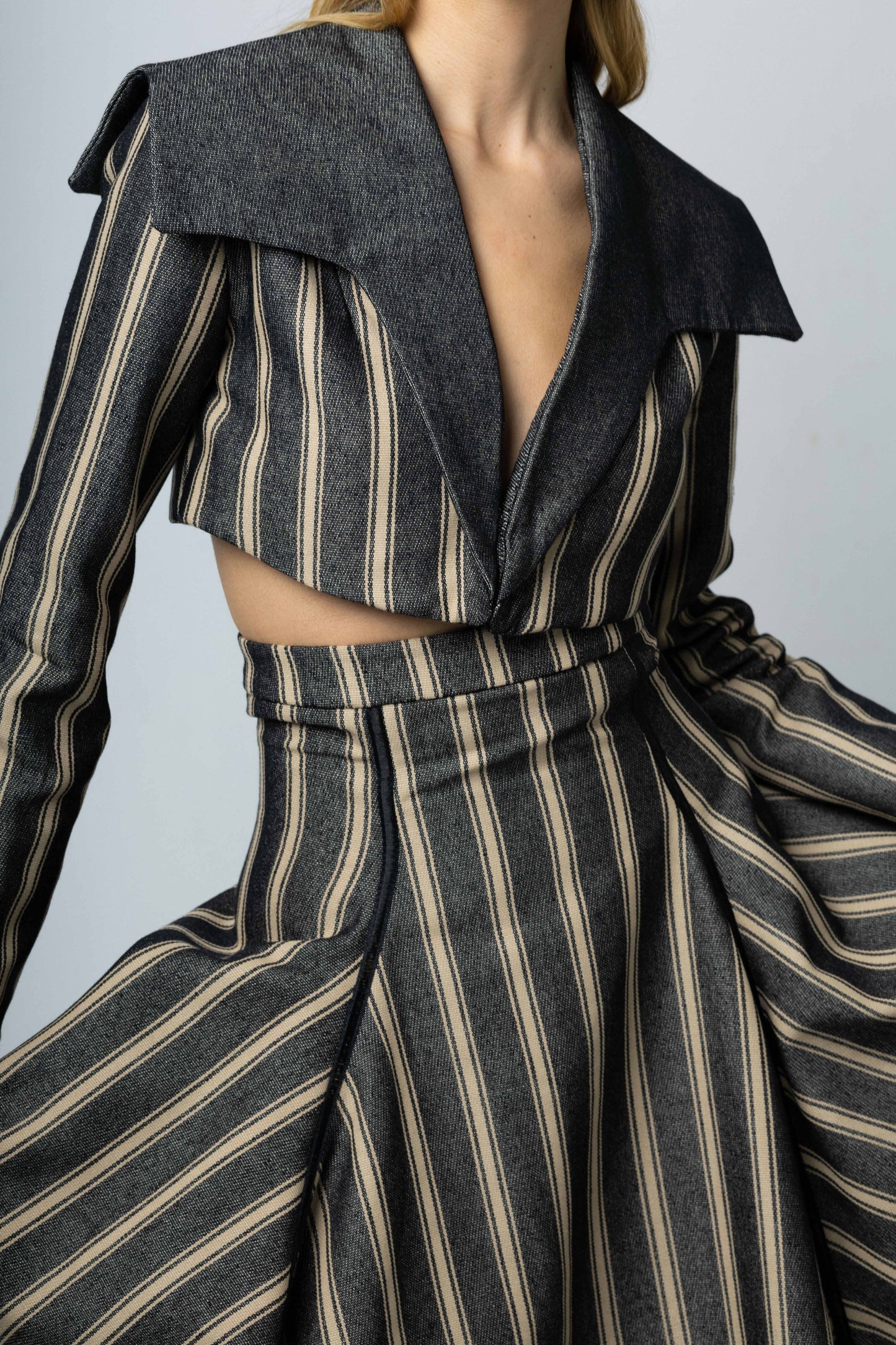 Falda con cortes en rayas negras PRE-ORDER E.R.A.X.