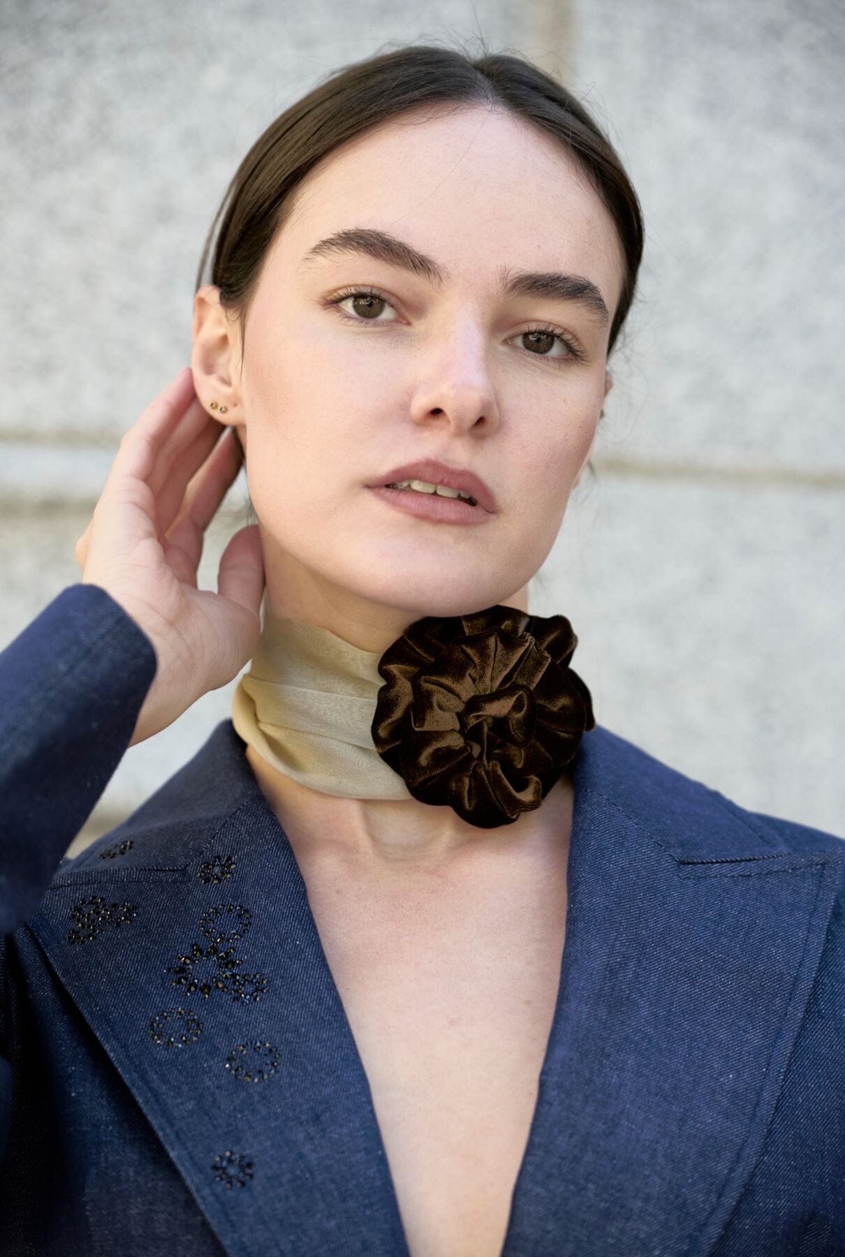 GARGANTILLA DE FLOR DE TERCIOPELO Y PAÑUELO ORGANZA CAPTIÓNICA BEIGE Necklaces Coterelle