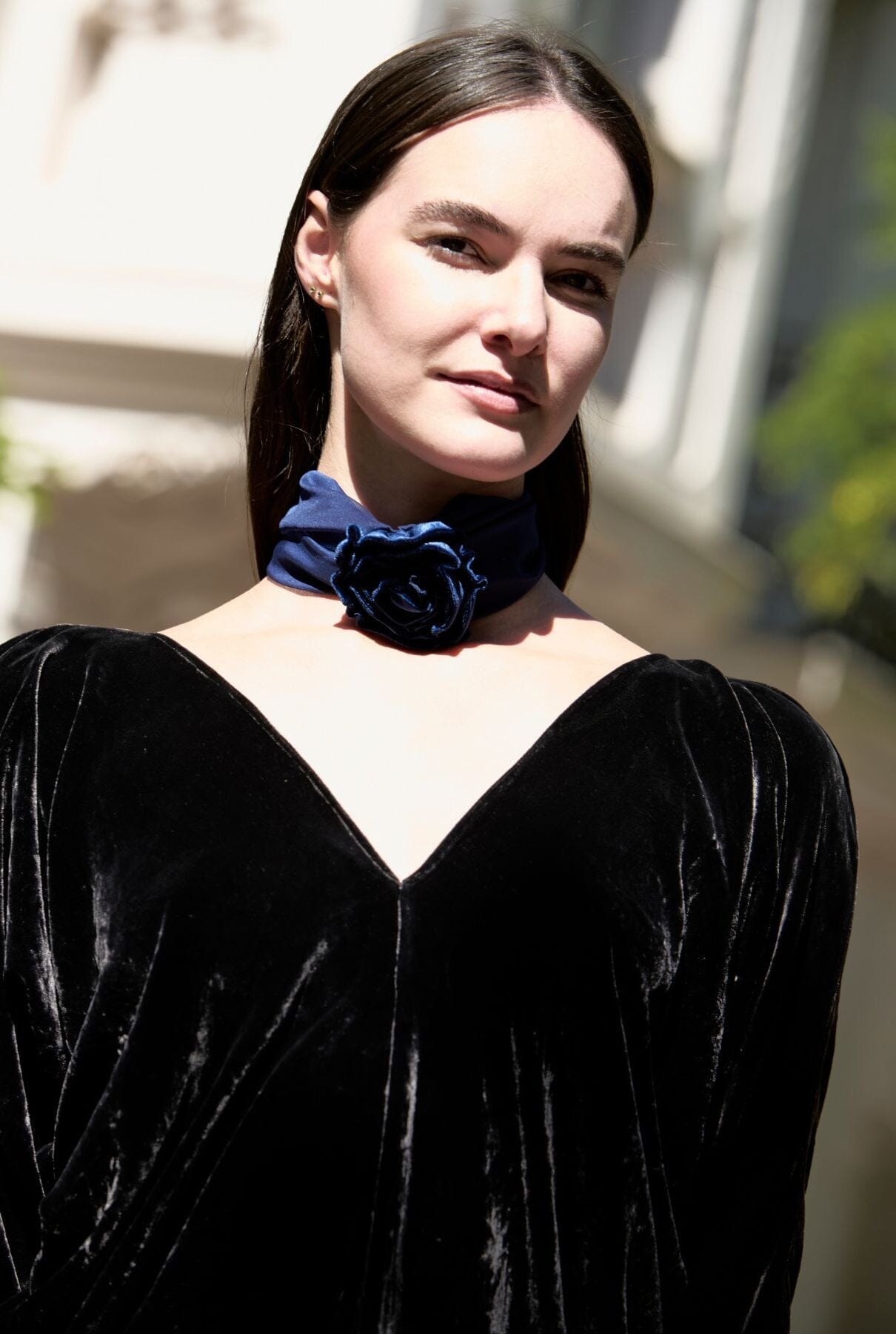 GARGANTILLA DE FLOR DE TERCIOPELO Y PAÑUELO ORGANZA DE SEDA AZUL MARINO Necklaces Coterelle