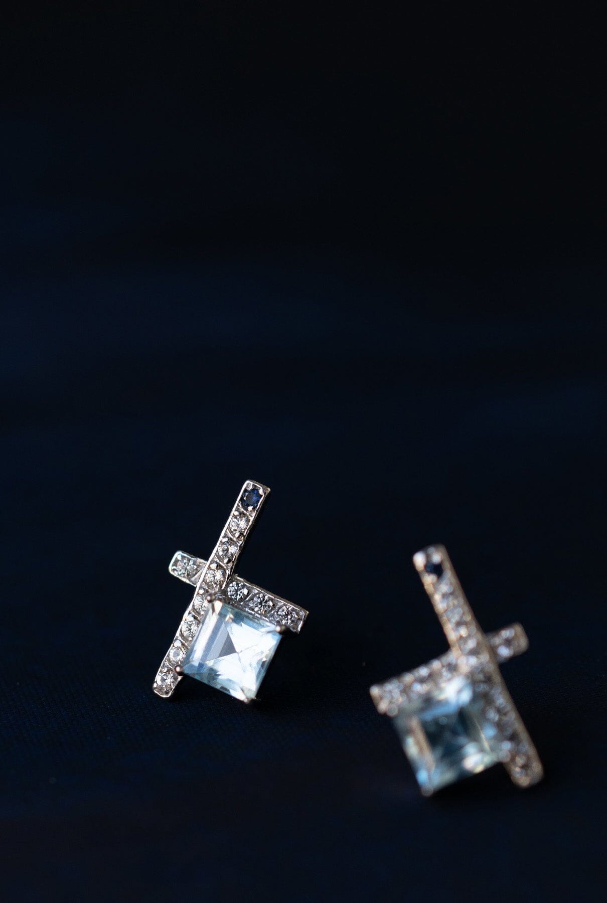 Pendientes Perpetua de botón con topacio azul Earrings Clara & Beth