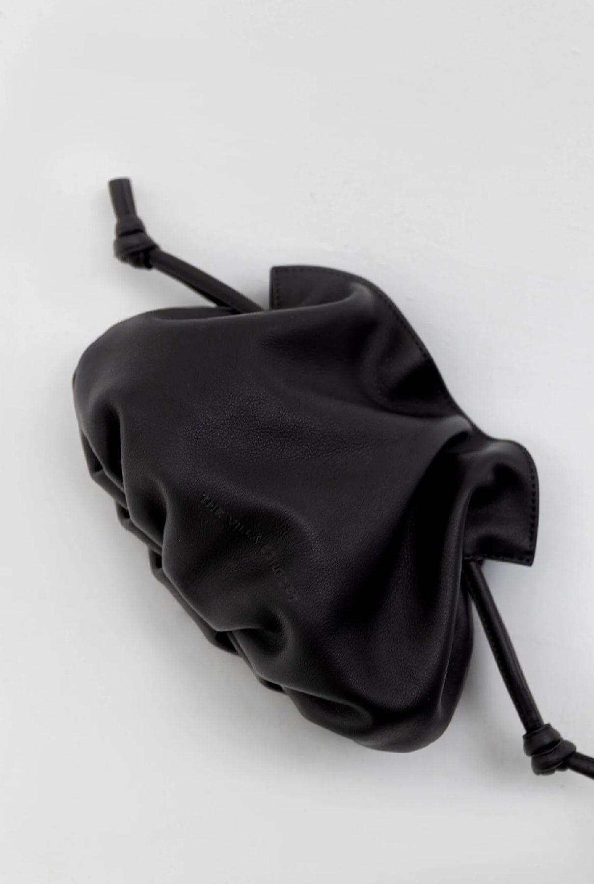 SHELL BAG: RE-EDITED BLACK Shoulder bags The Villã Concept