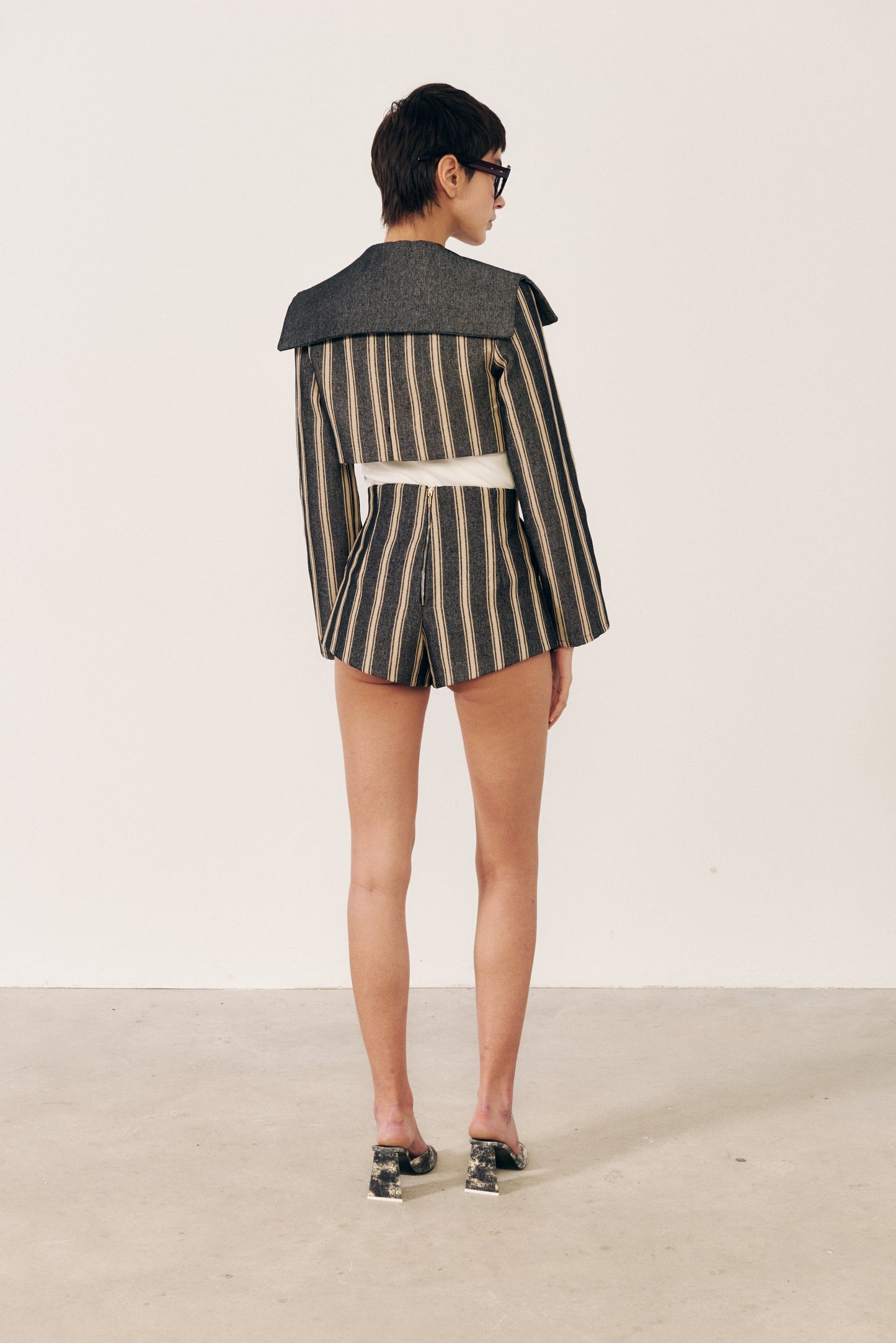 Short estructurado rayas negras Short E.R.A.X.