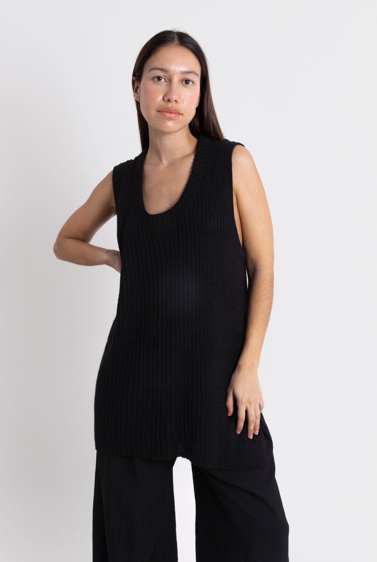 SLEEVELESS SWEATER: BLACK Sweaters The Villã Concept