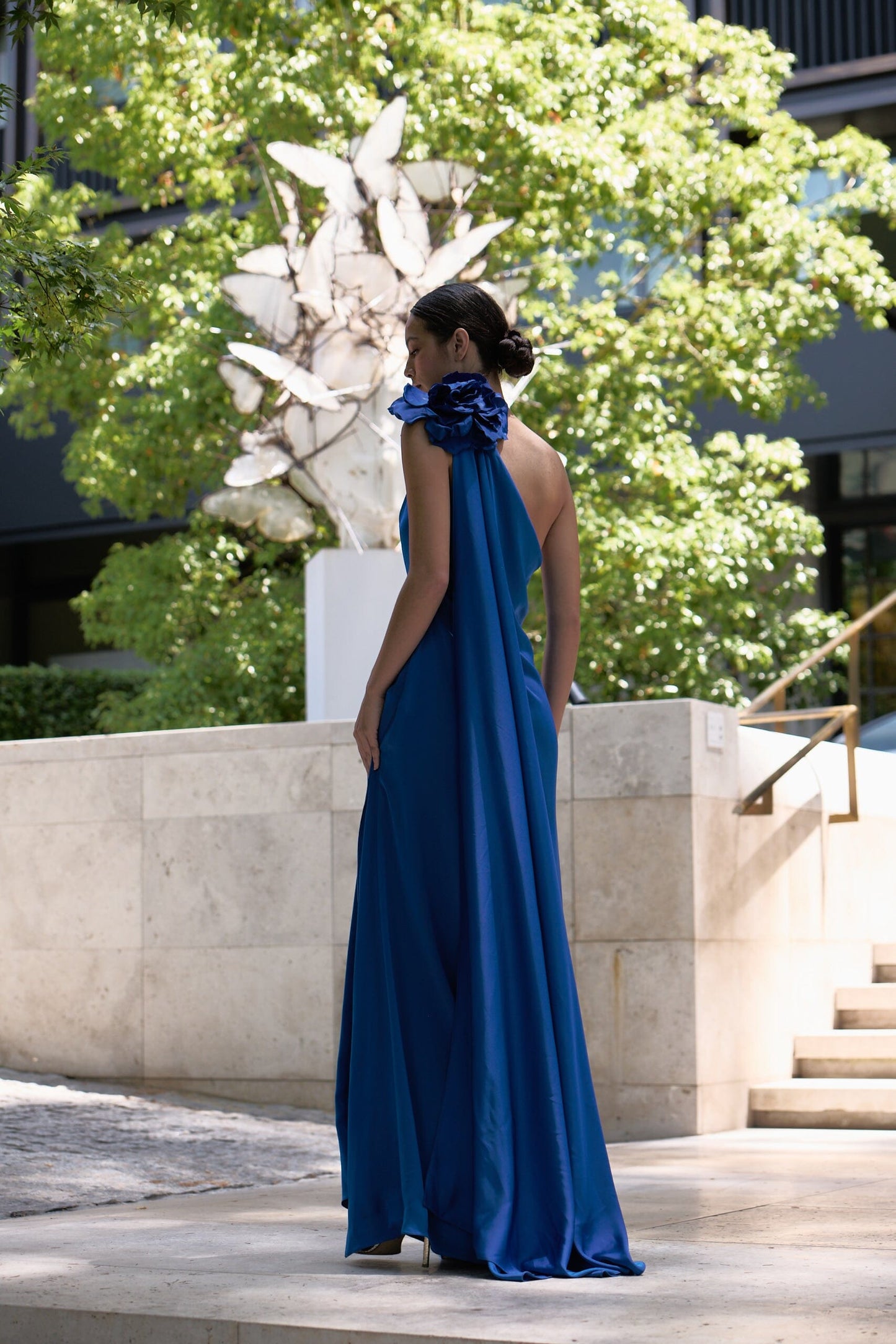 VESTIDO ASIMETRICO LARGO CON FLOR ARTESANAL Dresses Malne