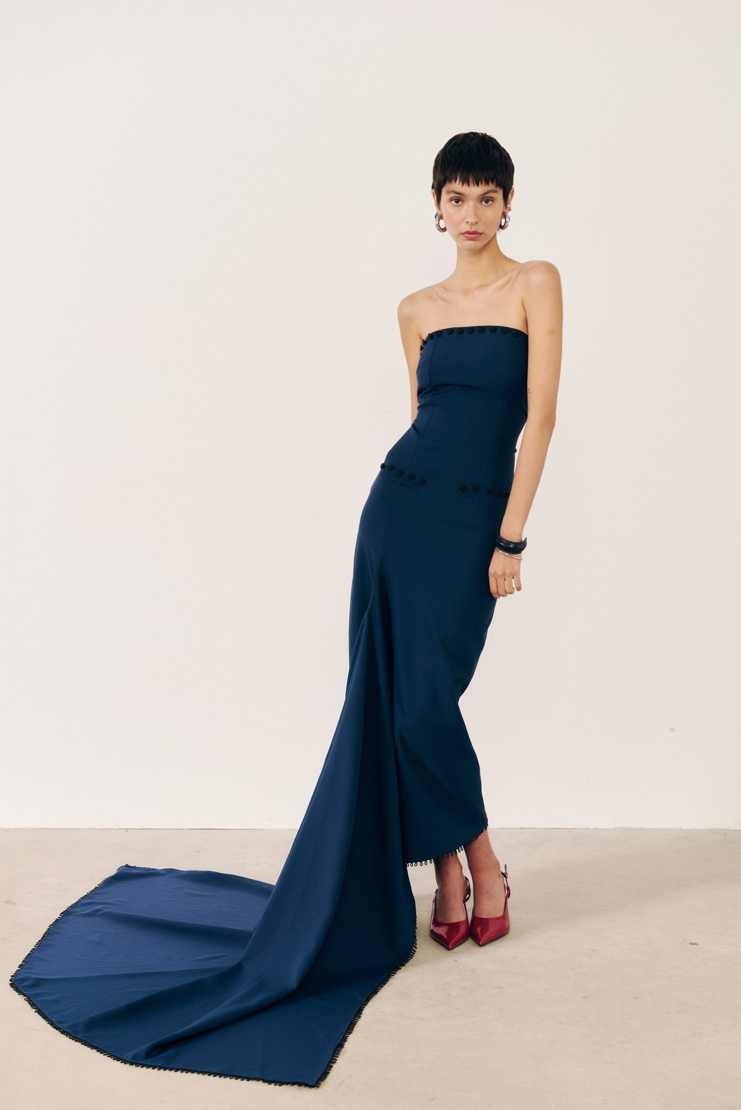 Vestido con cola drapeado PRE-ORDER Dresses E.R.A.X.