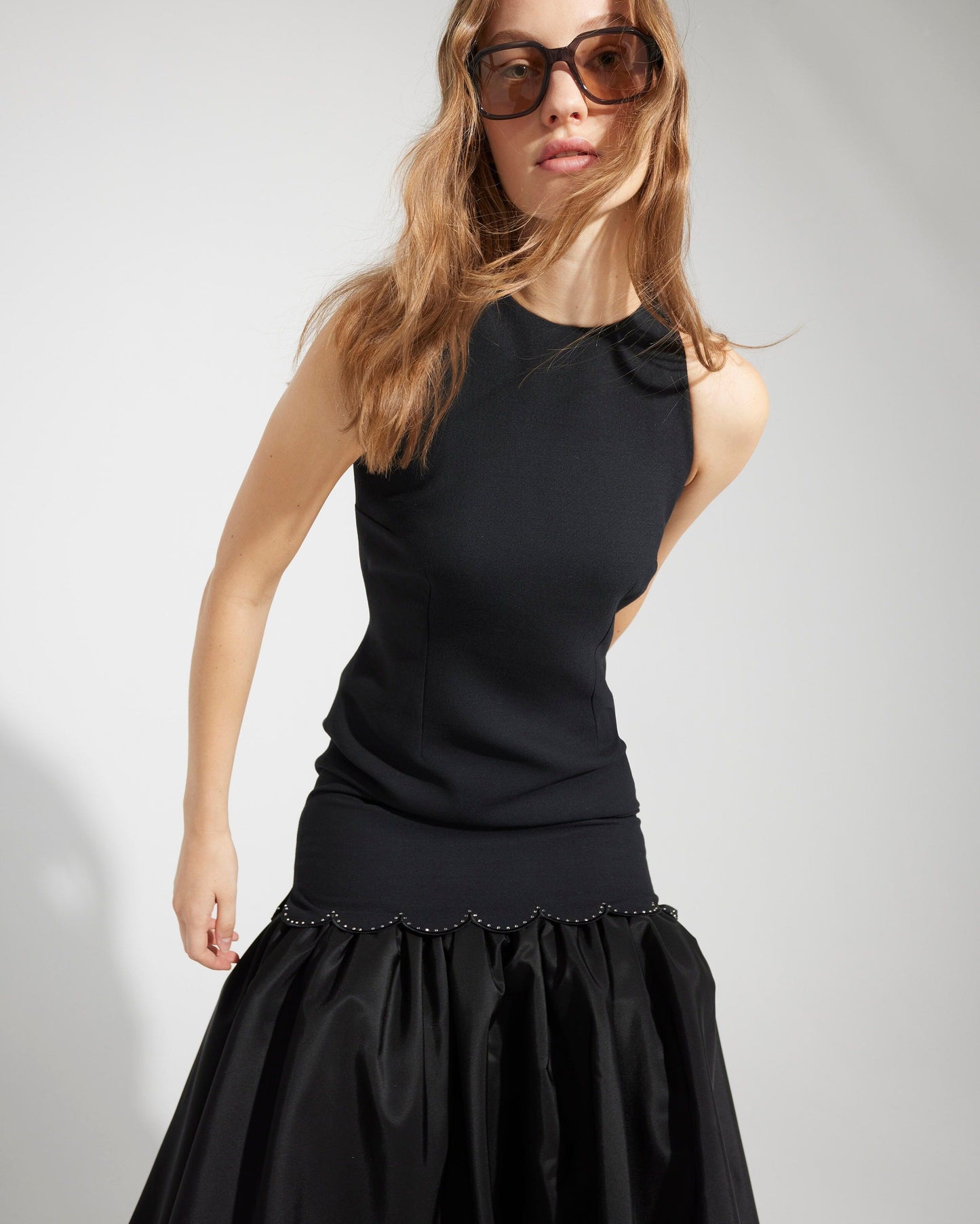 Vestido de crep negro con volante Dresses Tot-Hom