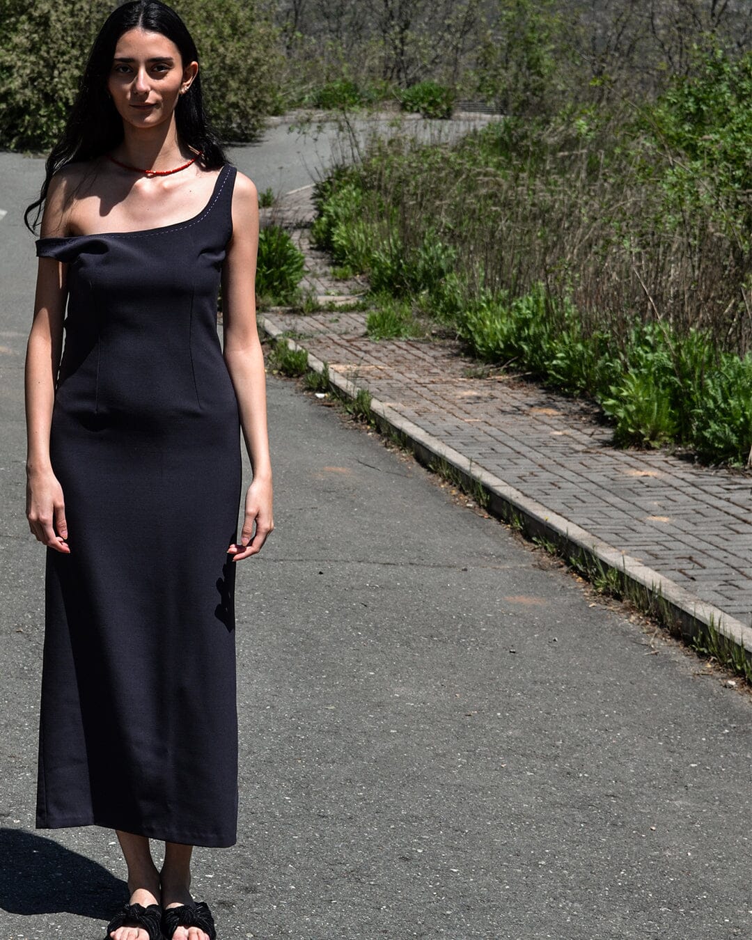 VESTIDO ESCOTE ABIERTO REDONDO GRIS OSCURO Dresses Luciana Estudio