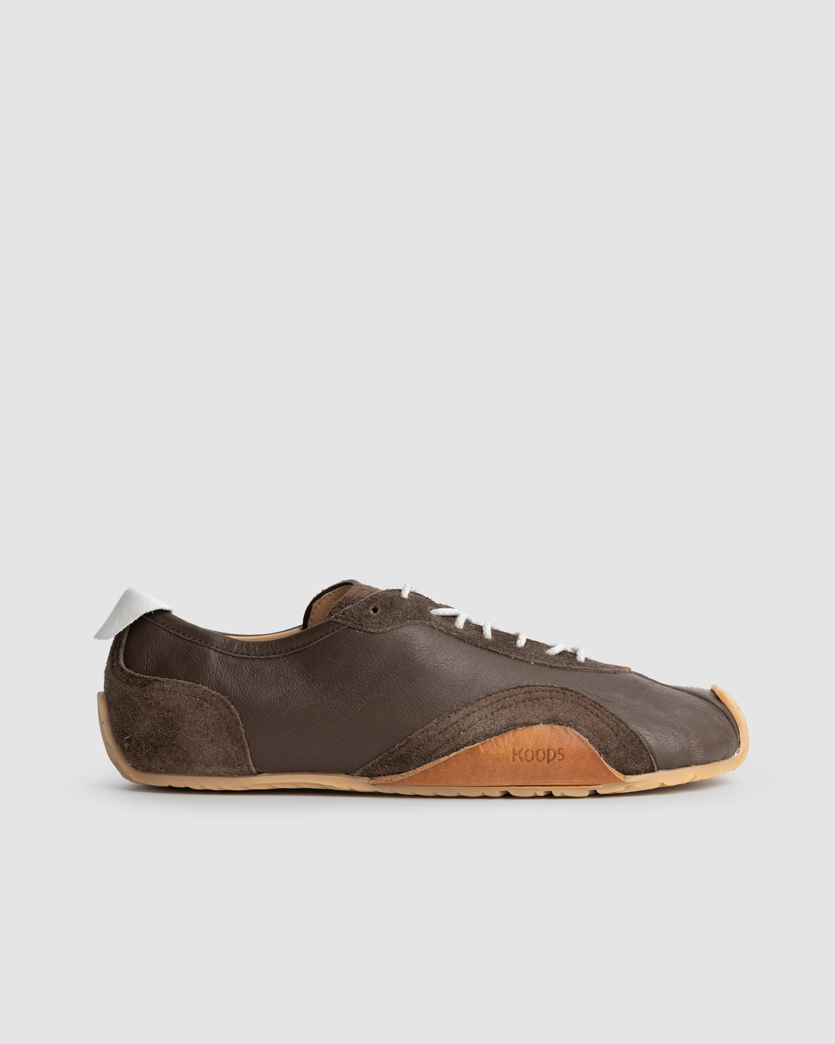 Zapatilla descalza Zen de piel napa, color madera oscura