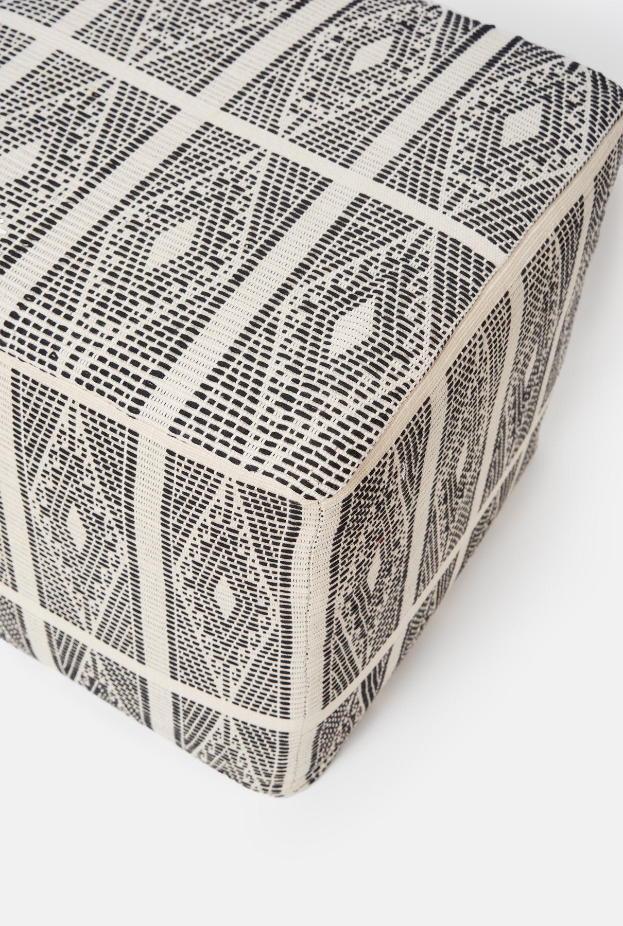 Aticlan B&W decorative art Decoguate