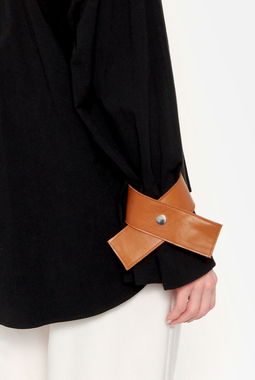 Camisa entallada blanca con puños de cuero camel Shirts & blouses Miguel Marinero XS Camel Cuff