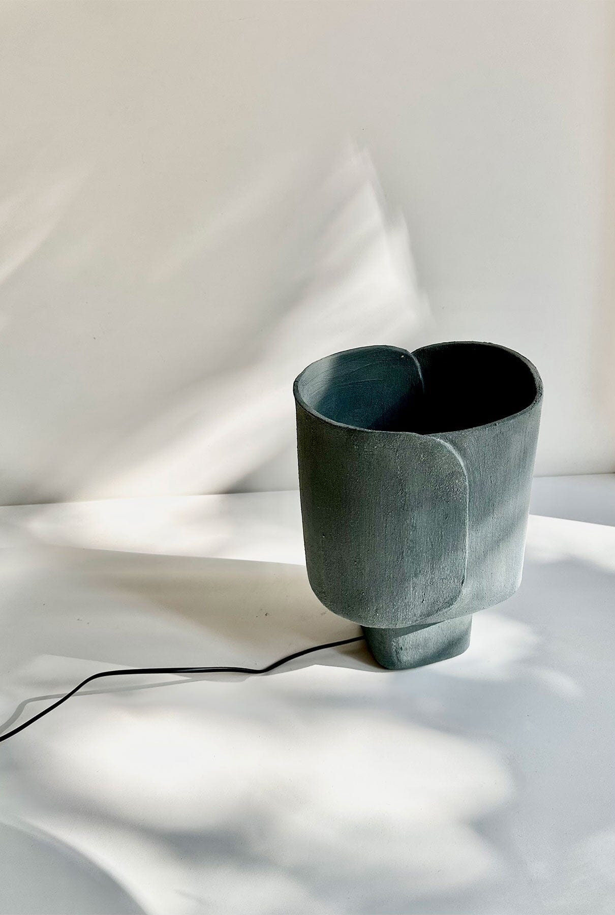 Solapa lámpara en azul lighting Adriana Cabello