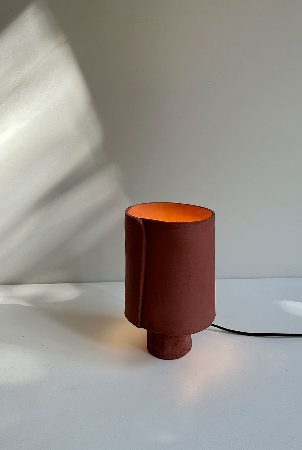 Solapa lámpara en rojo lighting Adriana Cabello