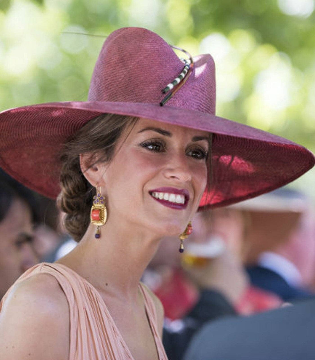 Una apuesta fascinante de tocados y sombreros para la boda de la temporada.