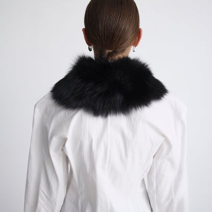 Cuello de pelo negro y cuero