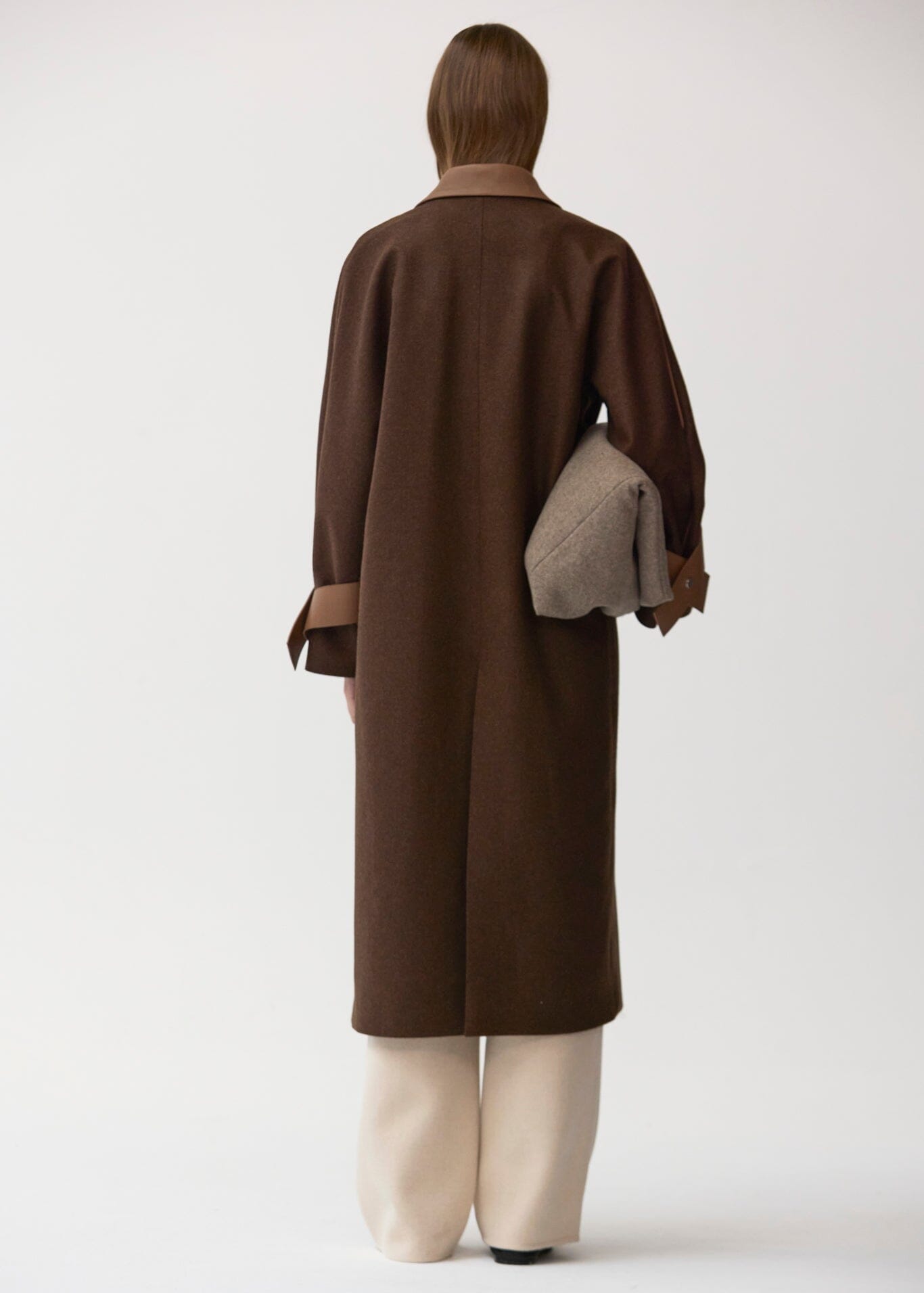 Abrigo de lana kaki y cuero Miguel Marinero 