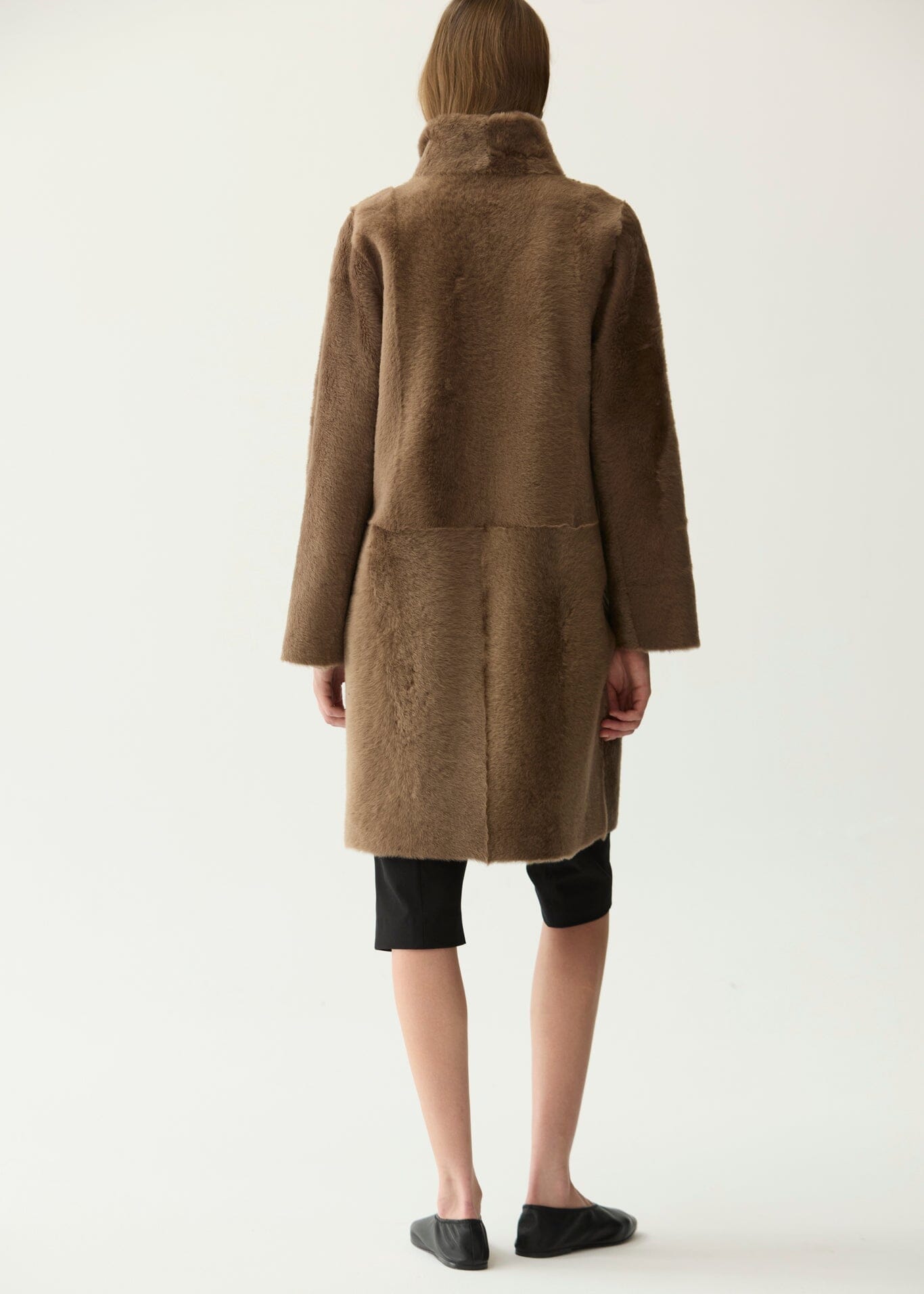 Abrigo de pelo con cuello alto ante Miguel Marinero 