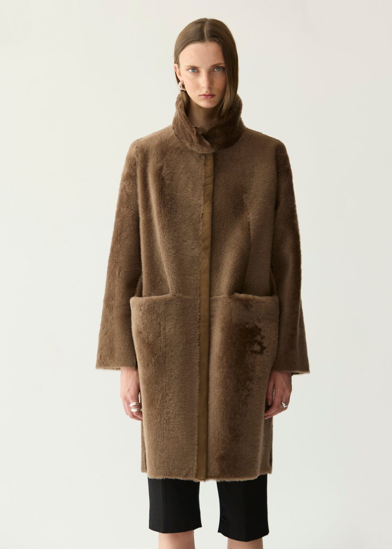 Abrigo de pelo con cuello alto ante Miguel Marinero 