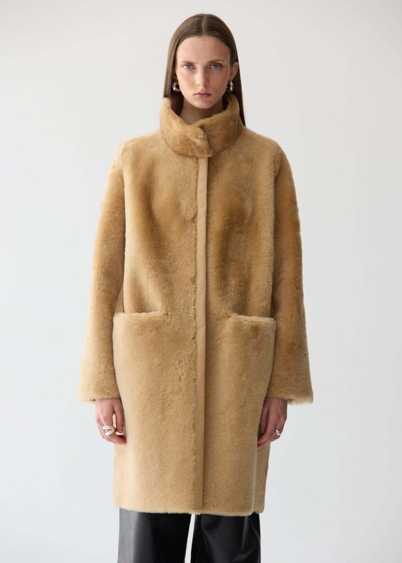 Abrigo de pelo con cuello alto piel Miguel Marinero 