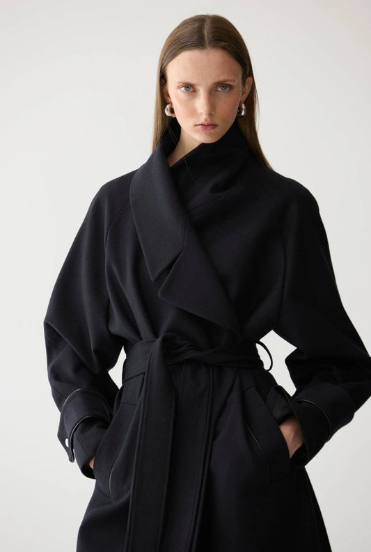 abrigo largo envolvente cinturon azul Coats Miguel Marinero 