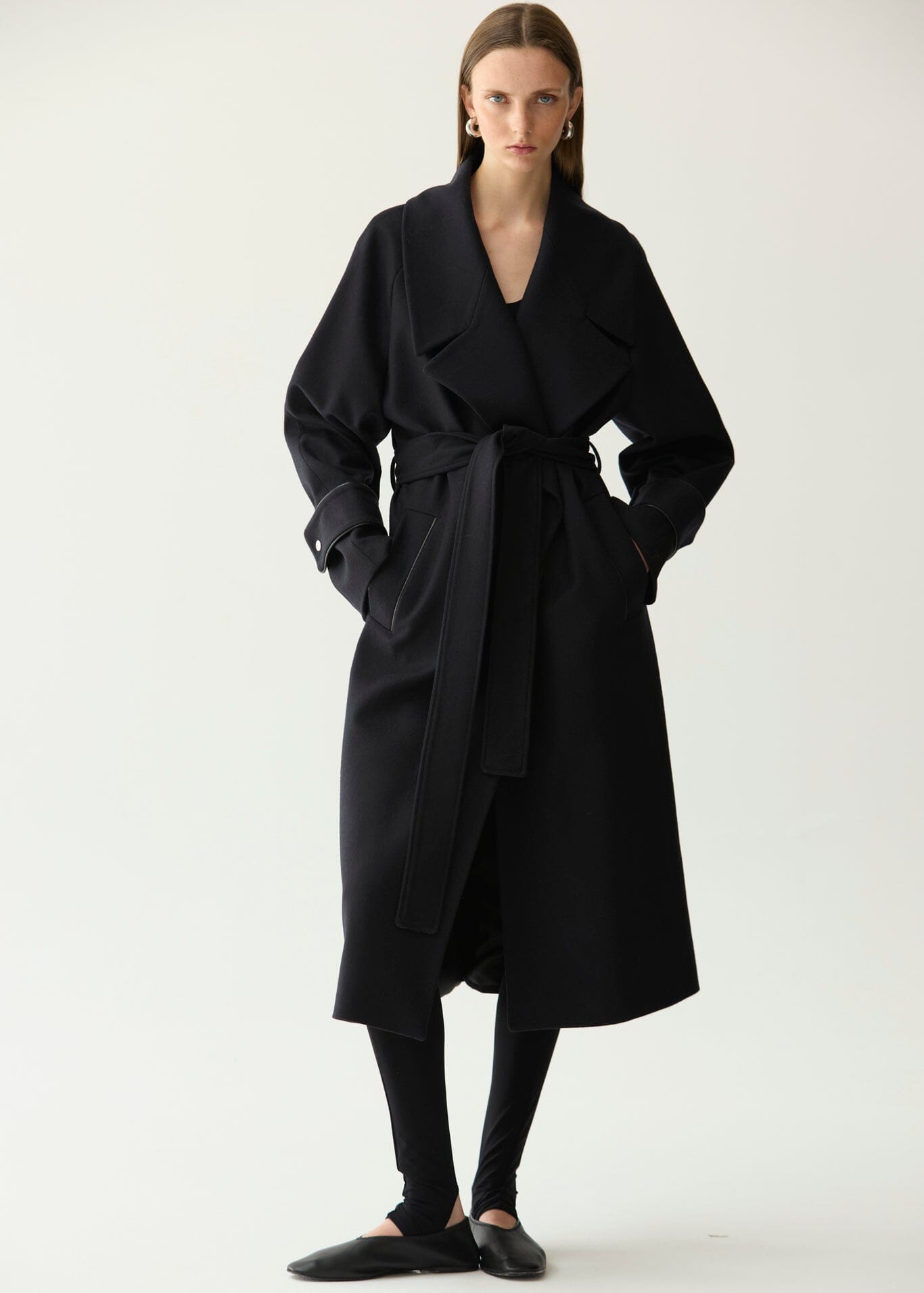 Abrigo largo envolvente cinturón azul Miguel Marinero 