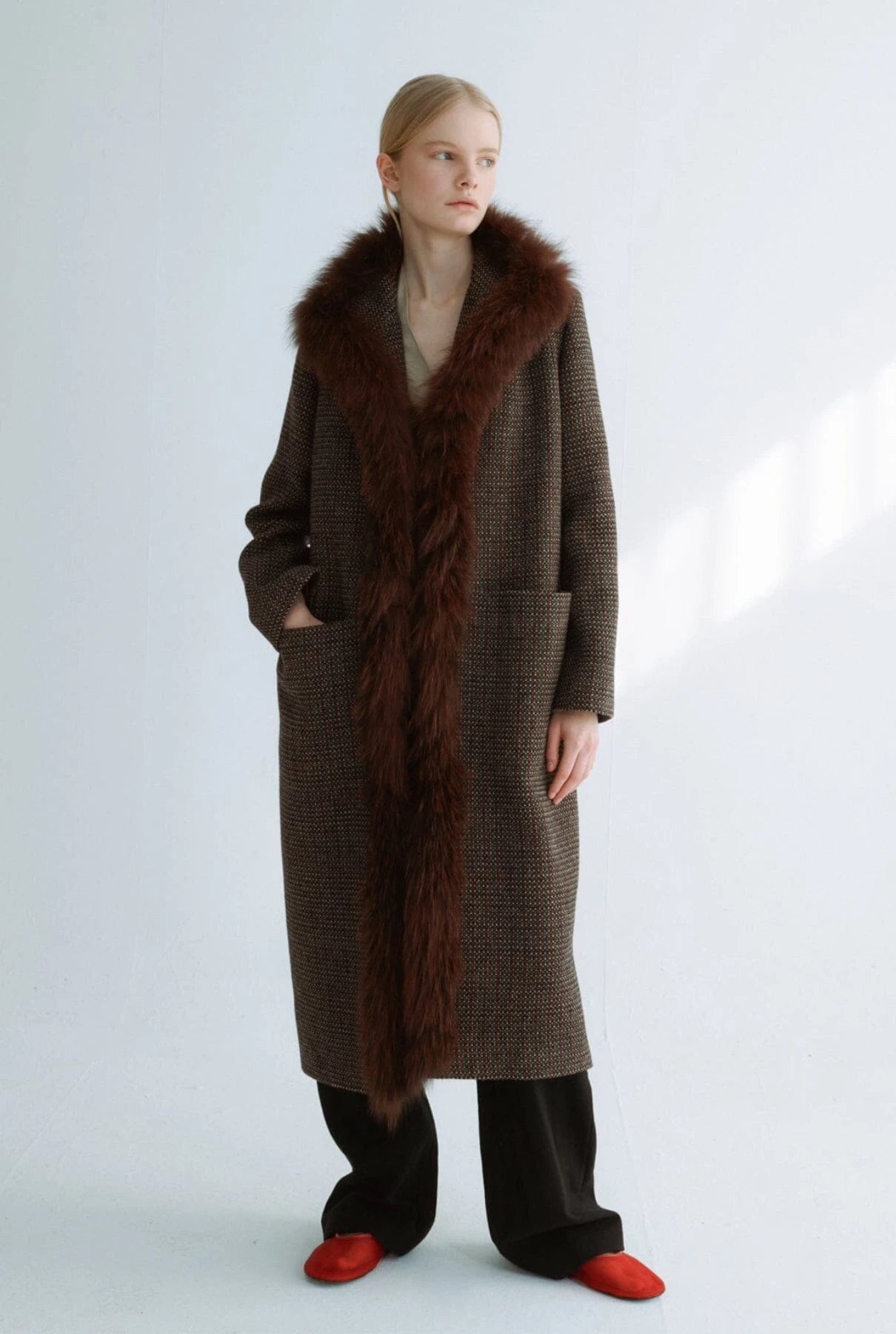 abrigo largo lana textura detalle pelo Coats Miguel Marinero 