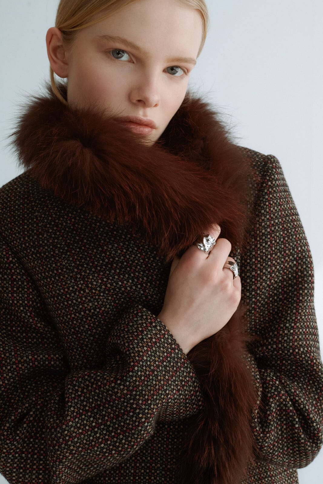 Abrigo largo lana textura detalle pelo Miguel Marinero 