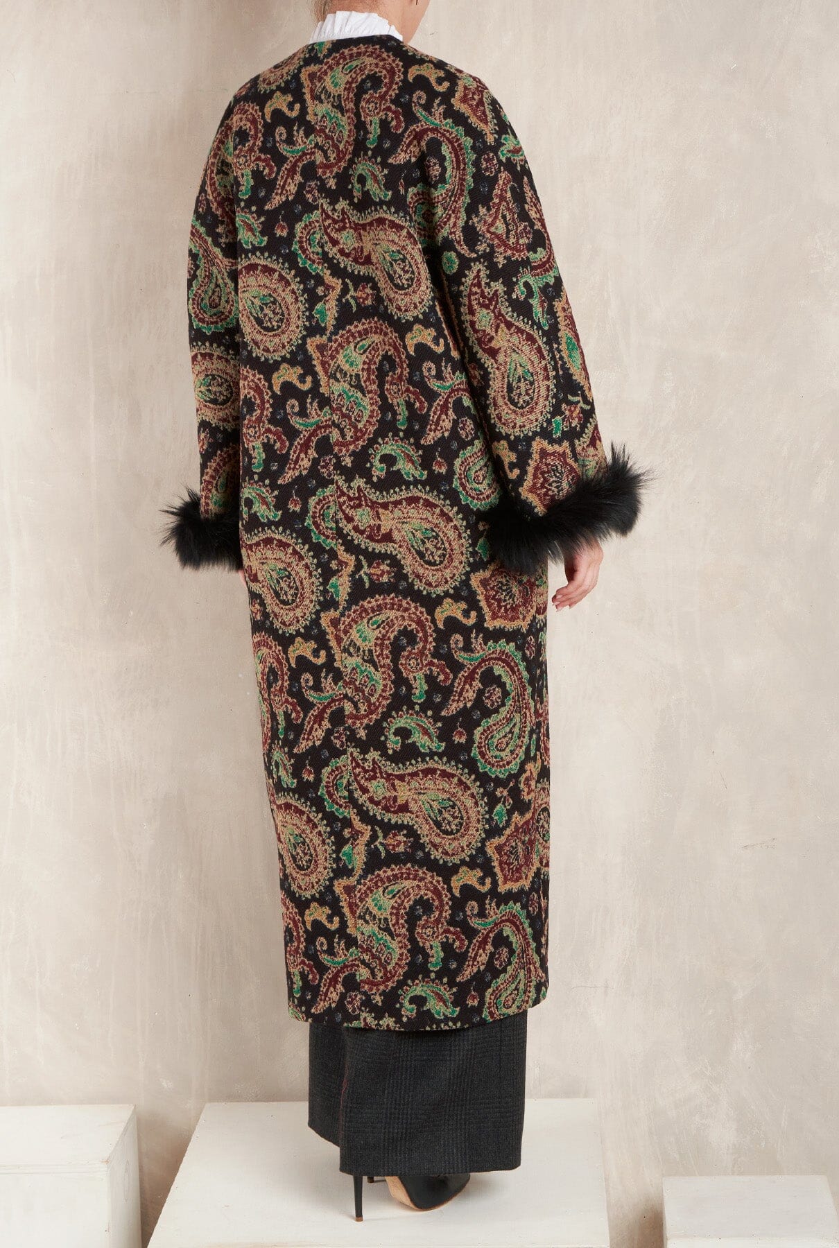 ABRIGO PAISLEY NEGRO Coats Philippa 1970 