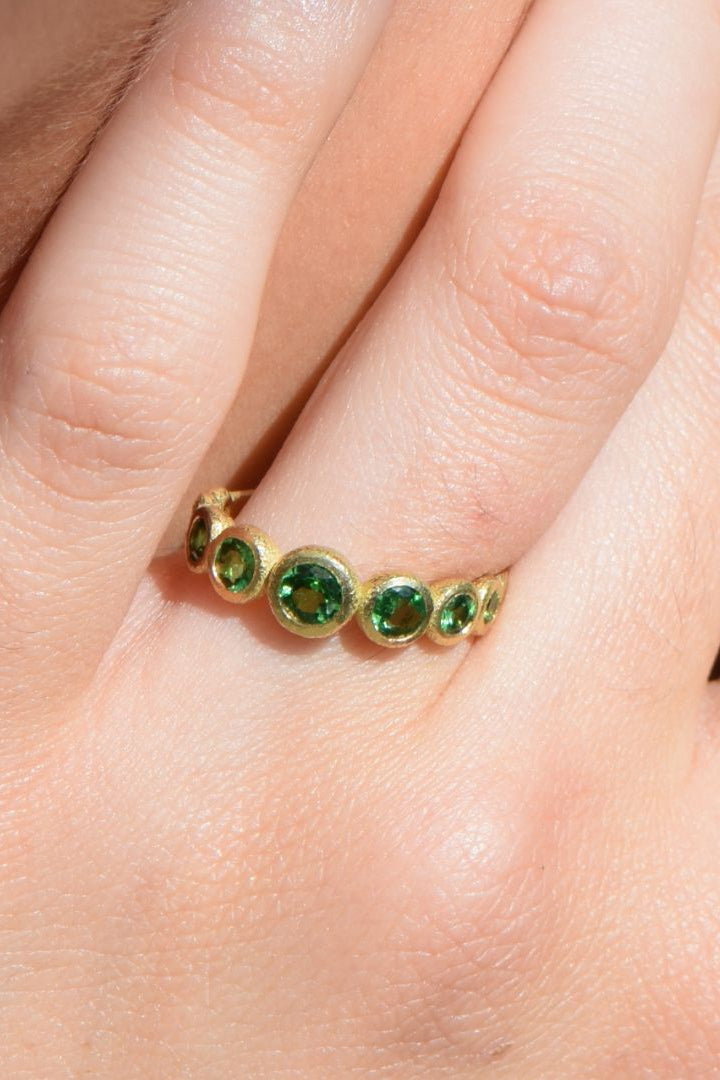 Anillo 9 Bubbles – Oro Amarillo 18k y Tsavoritas Rings Elena Carrera 