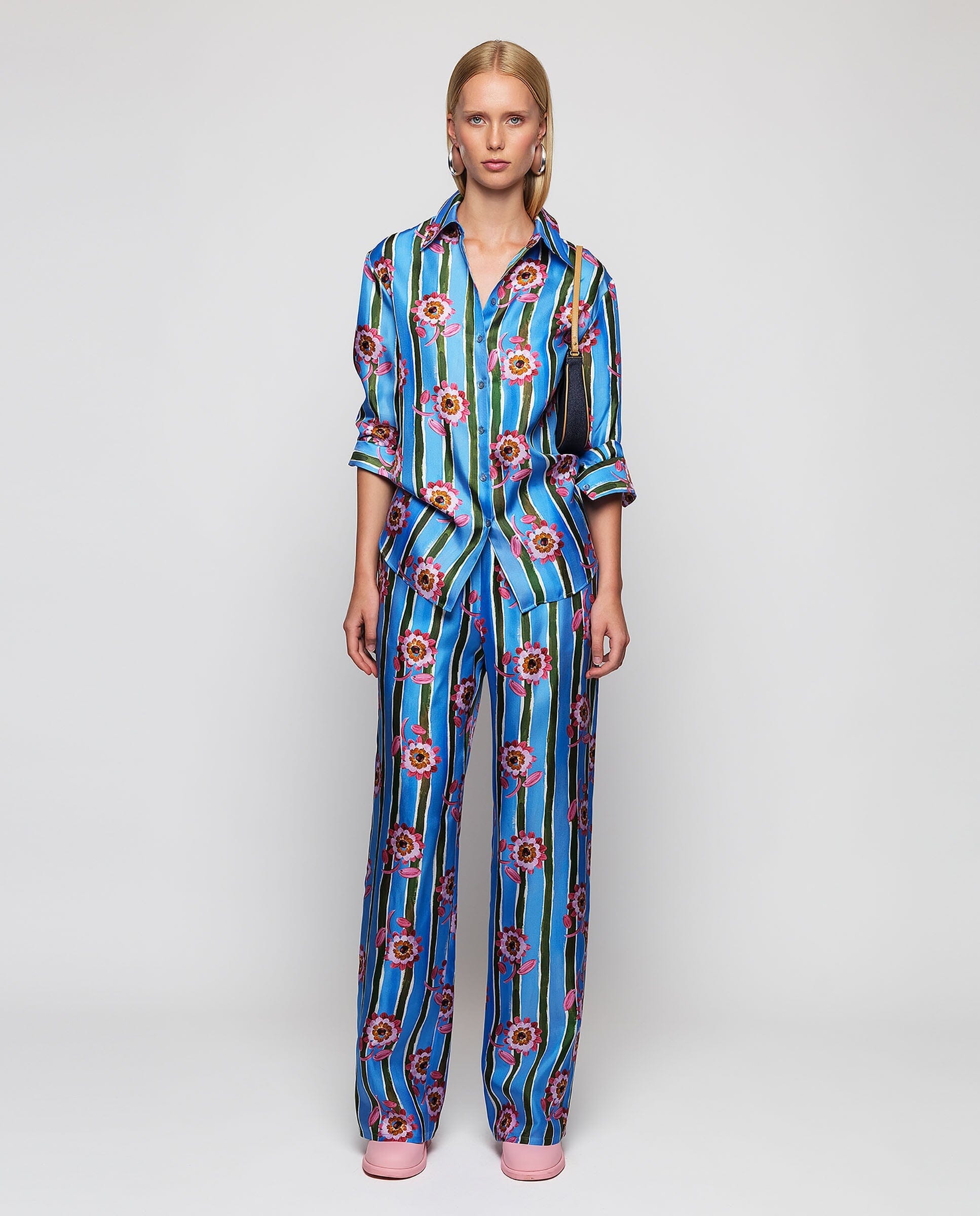 Blusa azul estampado floral con raya de seda Shirts & Blouses Mirto 