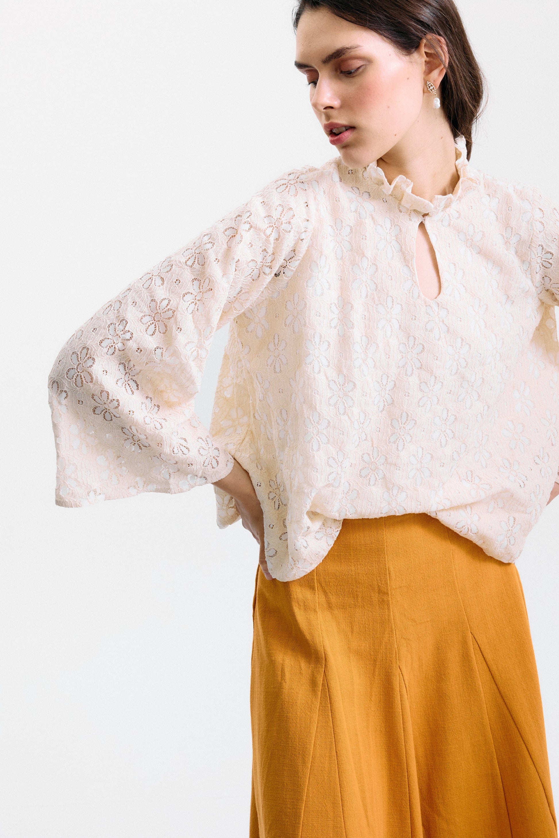 Blusa Meriggio Flores Bordadas Beige Shirts & Blouses IPA BRAND 
