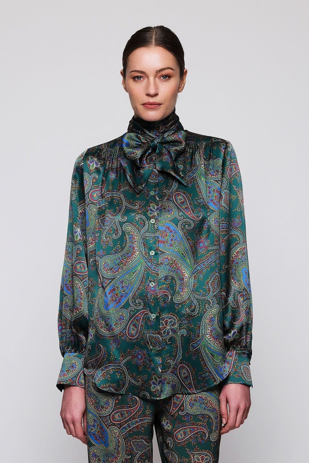 Blusa verde estampado paisley de seda Shirts & blouses Mirto 