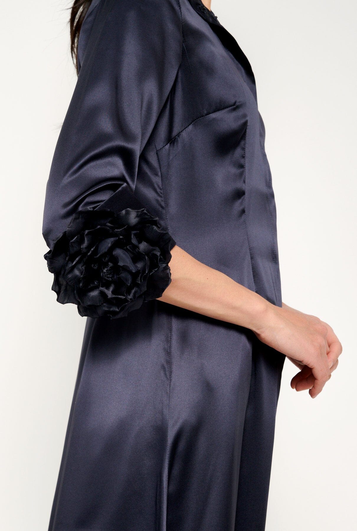 Camisa larga de seda con flores a mano azul marino Dresses Malne 