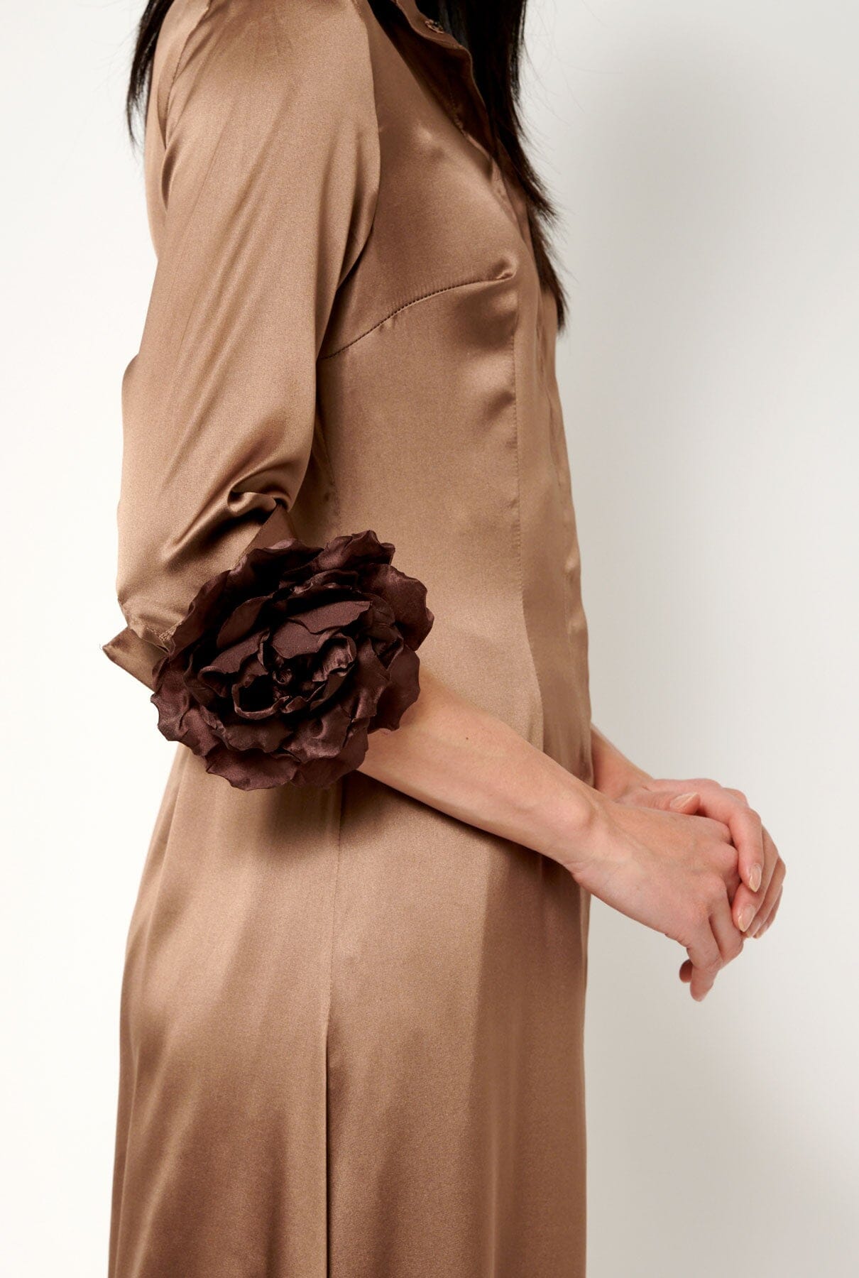 Camisa larga de seda con flores a mano marrón Dresses Malne 