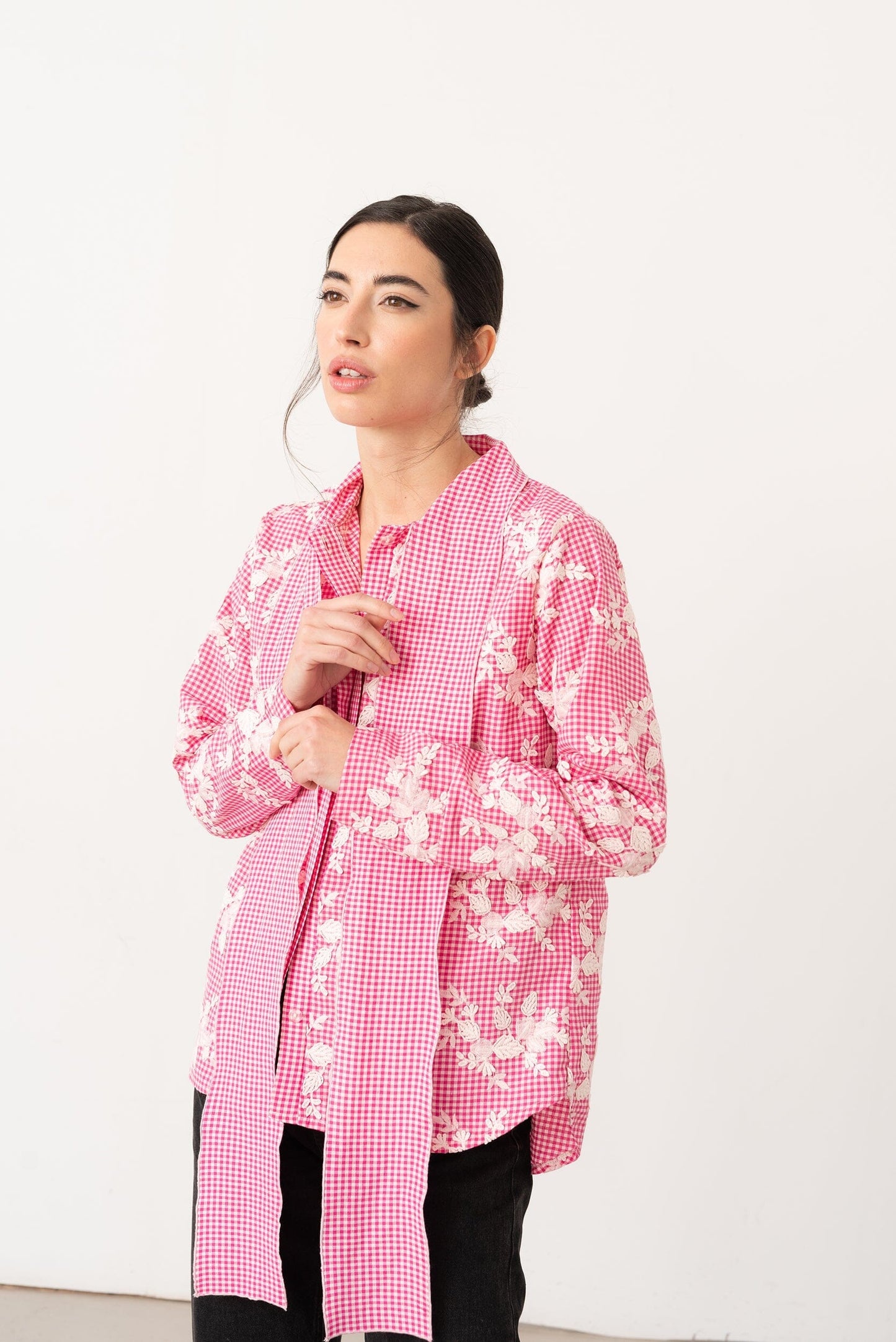 Camisa lazada bordada rosa Vano Studio 