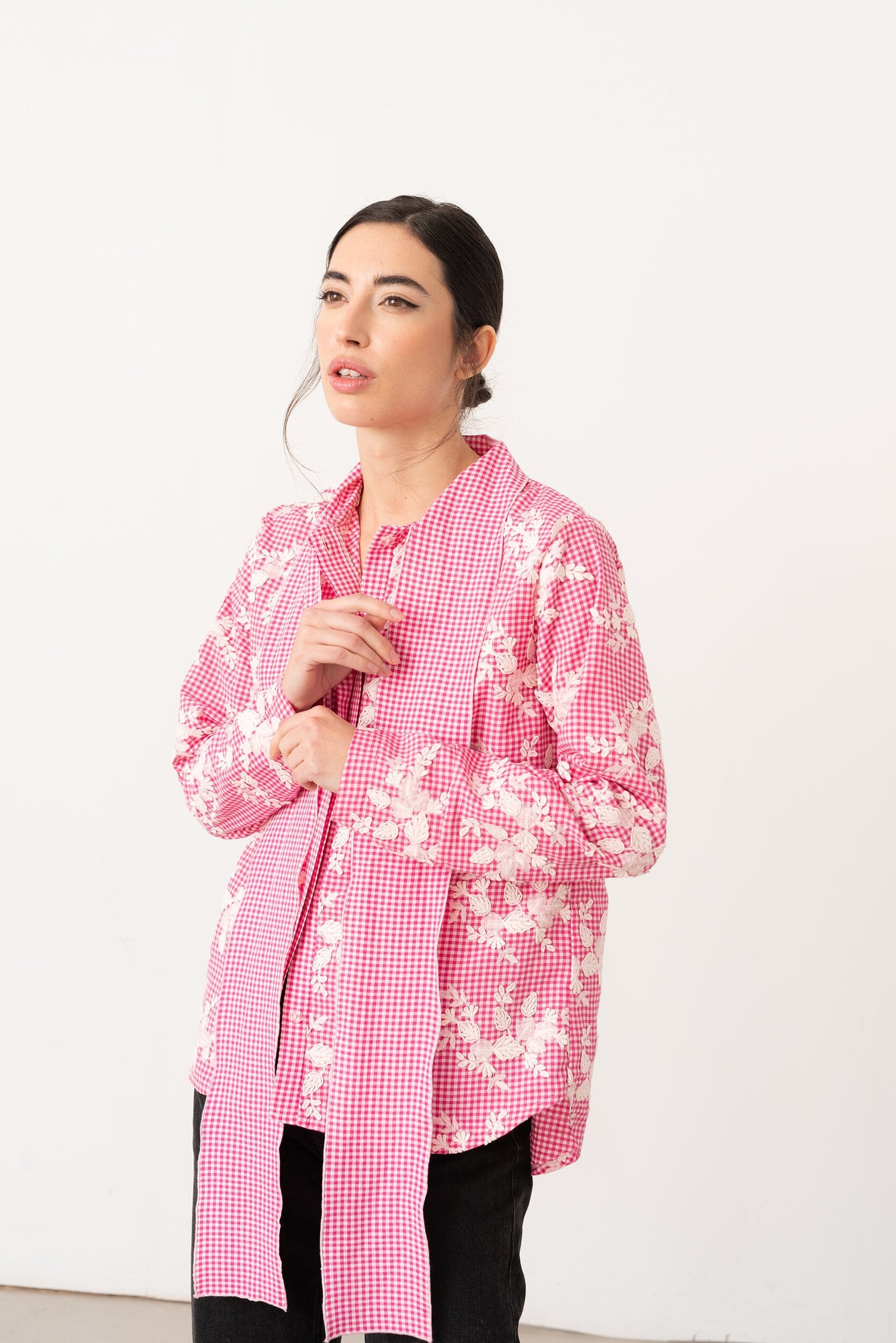 Camisa lazada bordada rosa Vano Studio 