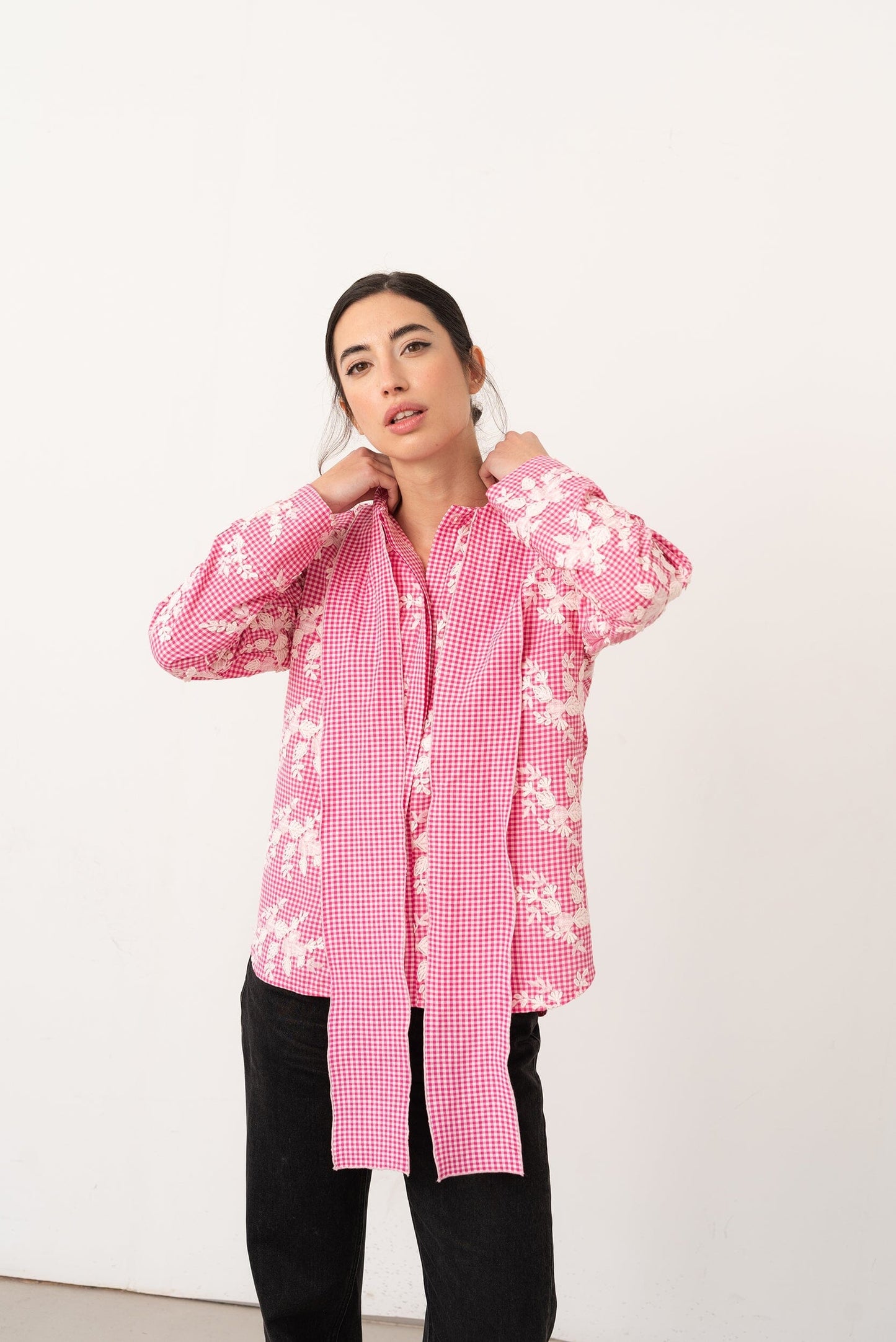 Camisa lazada bordada rosa Vano Studio 