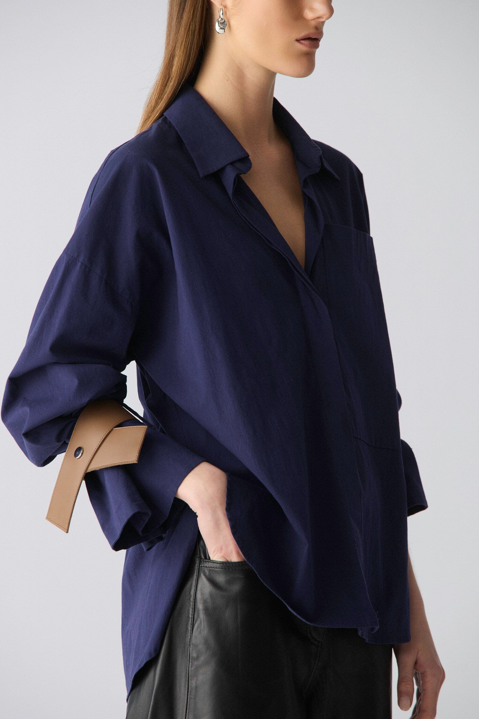 Camisa oversize de algodón azul con puños de cuero Shirts & Tops Miguel Marinero 