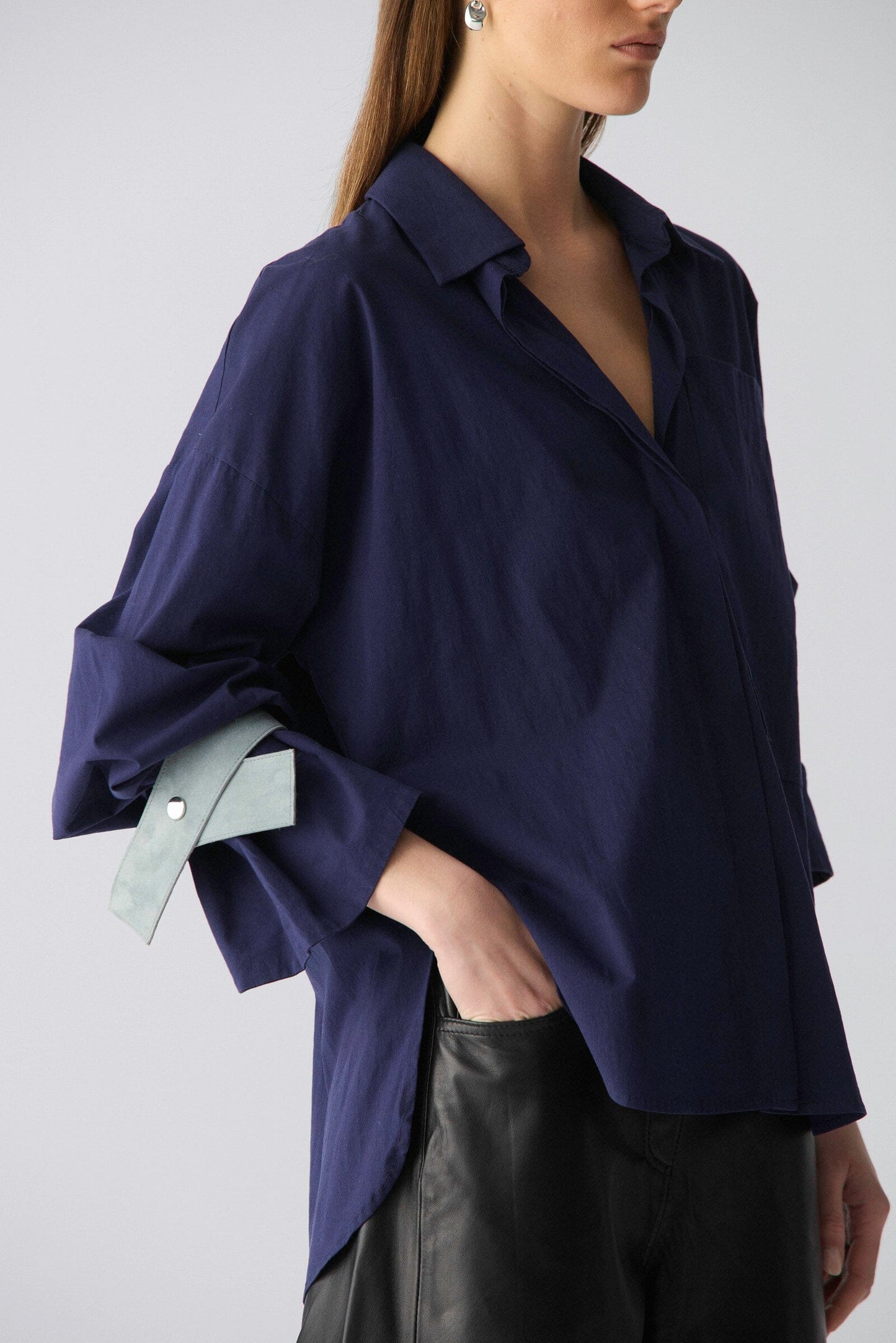 Camisa oversize de algodón azul con puños de cuero Shirts & Tops Miguel Marinero 