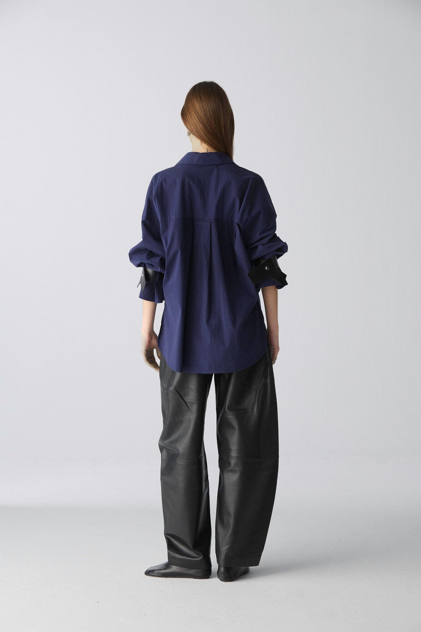 Camisa oversize de algodón azul con puños de cuero Shirts & Tops Miguel Marinero 