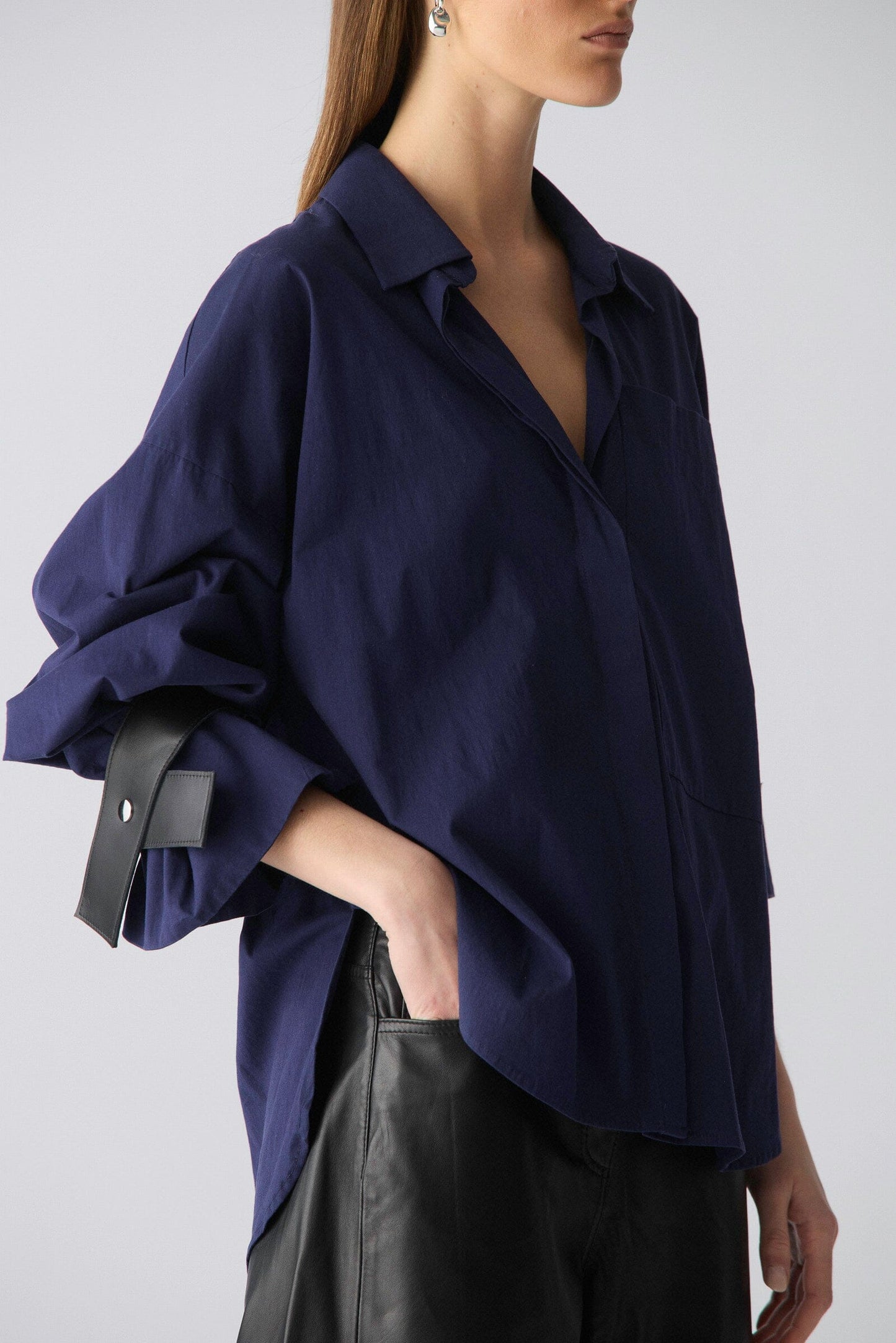 Camisa oversize de algodón azul con puños de cuero Shirts & Tops Miguel Marinero 