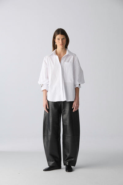 Camisa oversize de algodón blanco con puños de cuero · Miguel Marinero