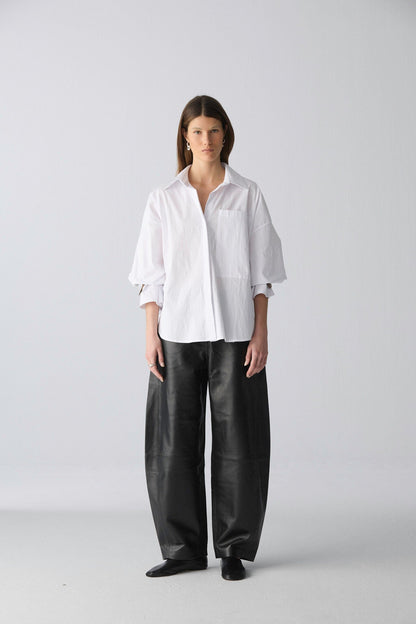 Camisa oversize de algodón blanco con puños de cuero Shirts & Tops Miguel Marinero 
