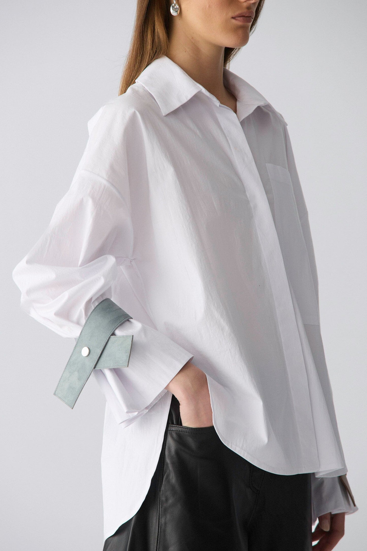 Camisa oversize de algodón blanco con puños de cuero Shirts & Tops Miguel Marinero 