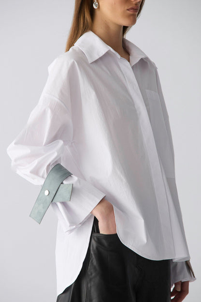 Camisa oversize de algodón blanco con puños de cuero Shirts & Tops Miguel Marinero 
